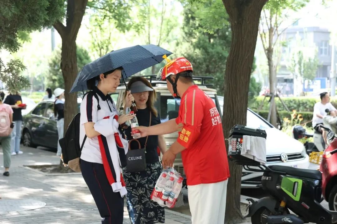 卡尔蒂斯主场气氛火爆，球迷助威成强大后盾(球迷雨中助威常州主场)