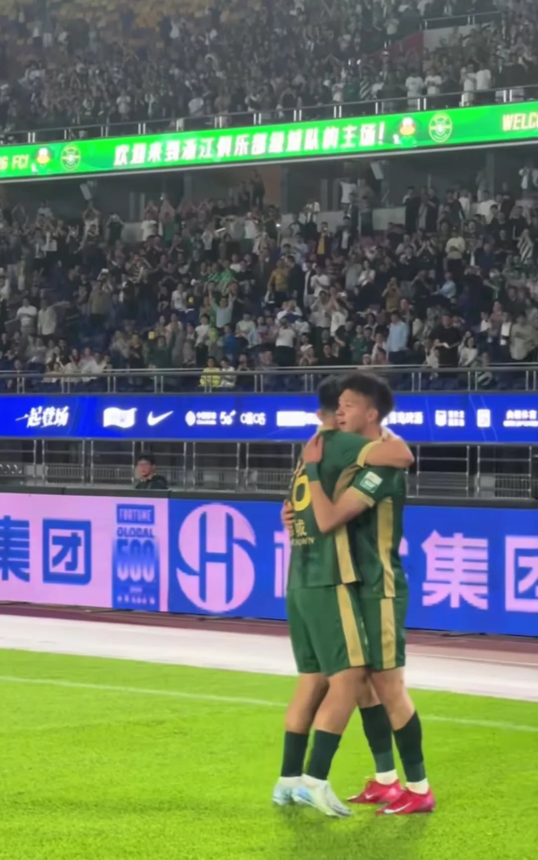中国香港队宾纪文晒与王钰栋合影：赛后我第一时间向他道歉(王钰栋的个人资料身高体重是多少)